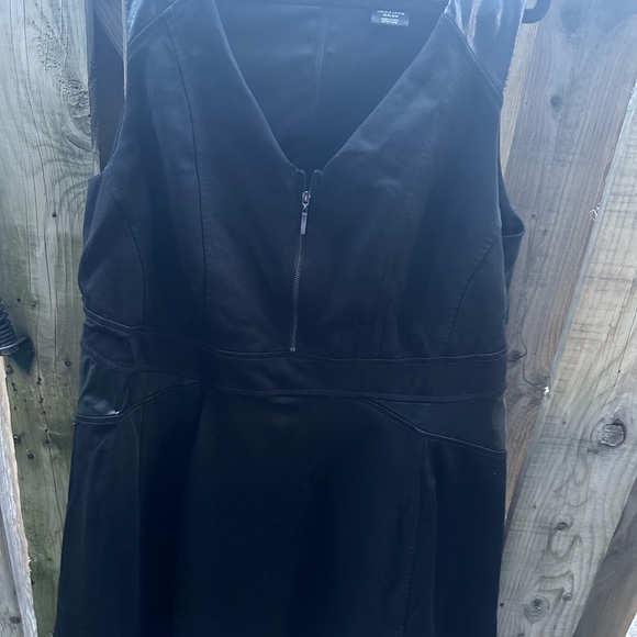 Michel Studio (Additionelle Canada) dress in 2X - Picture 4 of 4